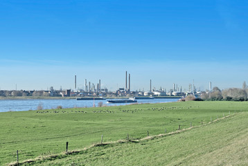 Industrieanlage am Rhein nahe Köln-Worringen,Nordrhein-Westfalen,Deutschland