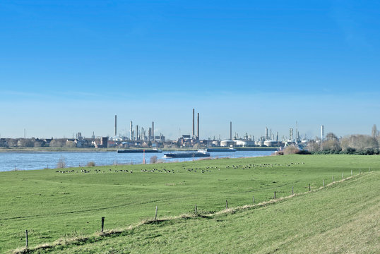 Industrieanlage am Rhein nahe K&ouml;ln-Worringen,Nordrhein-Westfalen,Deutschland