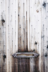 Boite aux lettres vintage sur porte en bois usé