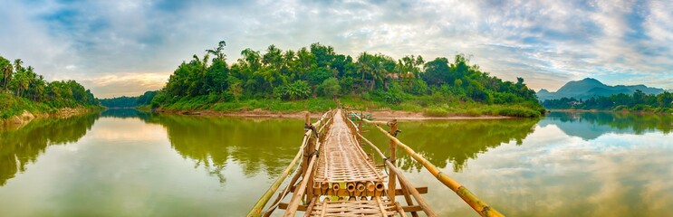 Fototapety  Piękny widok na bambusowy most. Krajobraz Laosu. Panorama