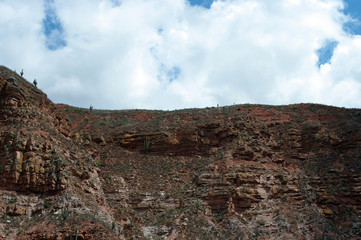 Roches ocres sous le ciel nuageux - 2