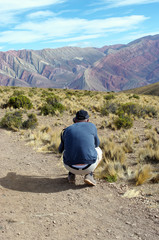 Homme photographiant la Quebrada de Humahuaca - 2