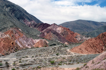Sentier à travers des roches colorées