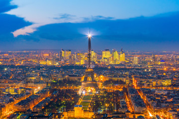 Panele Szklane  Panoramę Paryża z Wieżą Eiffla o zachodzie słońca we Francji