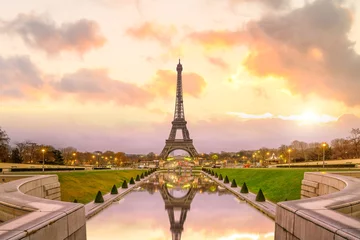 Stickers pour porte Paris Tour Eiffel au lever du soleil depuis les fontaines du Trocadéro à Paris