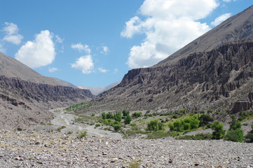 Paysage rocheux sous les nuages