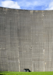 Grote gebogen betonnen muur van een waterdam in Fusio, Zwitserland