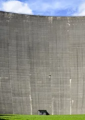 Deurstickers Dam Grote gebogen betonnen muur van een waterdam in Fusio, Zwitserland