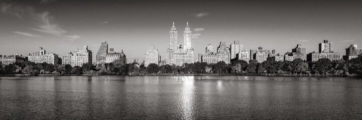 Obraz na płótnie Canvas Sunrise on the Upper West Side with view of the Central Park Reservoir in Black & White (panoramic). Manhattan, New York City