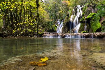 Cascade et rivière en automne