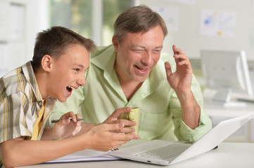 Obraz premium Father helping son with homework 