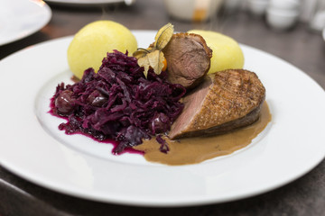 Entenbrust mit Rotkohl und Klößen