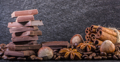 Close-up, roasted coffee seeds, tubberry, cinnamon sticks and chocolate.