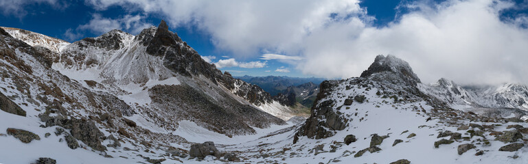 Vue sur le roc de Valmeinier et le parc des Ecrins depuis le col de la chapelle, 2943m.