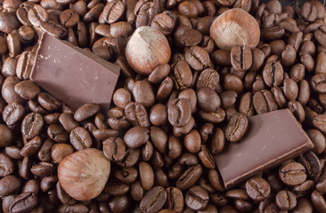 Close-up, roasted coffee seeds, tubberry, cinnamon sticks and chocolate.