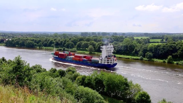 Frachtschiff entfernt sich auf dem Nord-Ostseekanal mit 2-fachem Zeitraffer