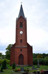 Fototapeta premium Kirche mit Friedhof