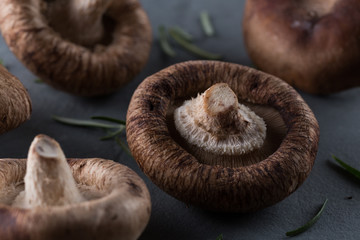 Cogumelos shitake sobre ardósia