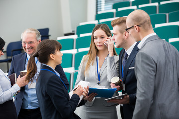 Geschäftsleute reden miteinander in einer Pause