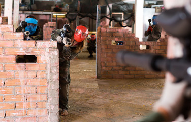 Group of players are targeting in enemy behind barricades