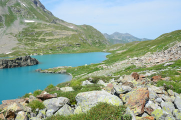 Россия, природа Западного Кавказа. Чистая голубая вода Имеретинского озера (озера Безмолвия) в августе