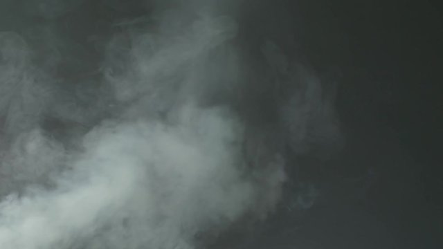 fumo bianco su sfondo nero