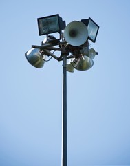 All-round field light which is an accommodation of a bird nest. 