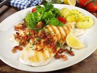 Schollenfilets mit Speck und Kartoffeln