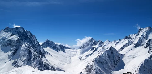 Zelfklevend Fotobehang Panoramisch uitzicht op besneeuwde bergtoppen © BSANI