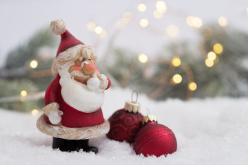 Weihnachtsmann mit Kugeln im Schnee