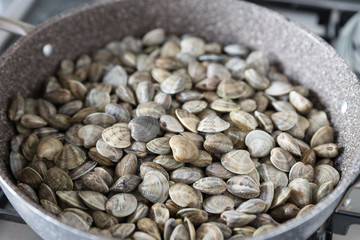 Cooking spaghetti with clams