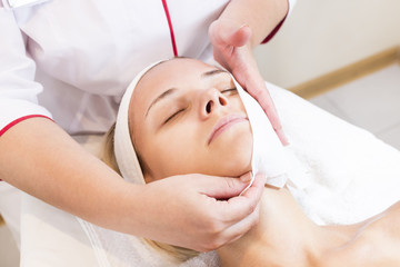 Obraz na płótnie Canvas Process cosmetic mask of massage and facials in beauty salon