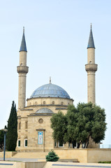 Fototapeta na wymiar The mosque in Baku.Martyrs' Lane, Alley of Martyrs.Shehidler Khiyabani.Azerbaijan.