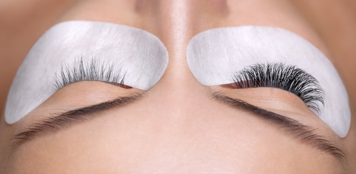 Fototapeta Eyelash removal procedure close up. Beautiful Woman with long lashes in a beauty salon. Eyelash extension.