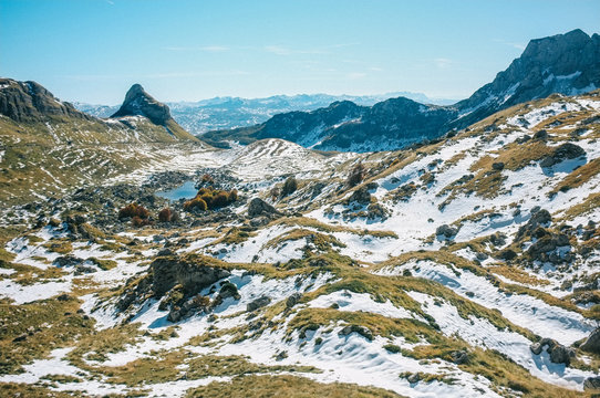 Осенний вид на горную долину в Жабляке, Черногории в заповеднике Дурмитор