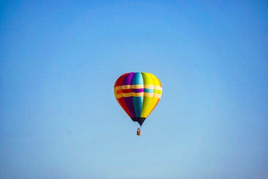 Blue sky and hot air balloon　　青空と熱気球