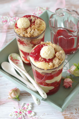 Erdbeer-Vanillecreme Trifle mit Haselnusscrumble