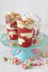 Erdbeer-Vanillecreme Trifle mit Haselnusscrumble