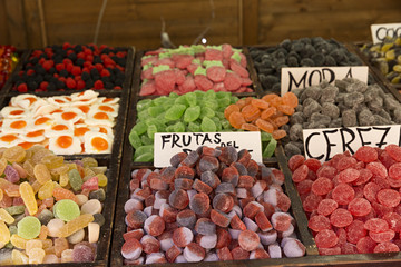 Gominolas variadas en puesto de mercadillo.