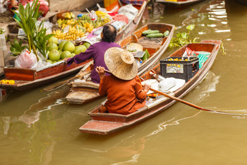 Obraz premium Damnoen Saduak floating market in Ratchaburi near Bangkok, Thailand