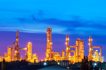 Plakat Oil and gas refinery at twilight with reflection - factory - petrochemical plant