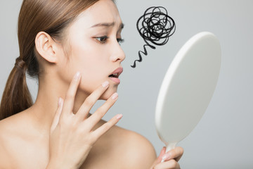 肌を気にする女性