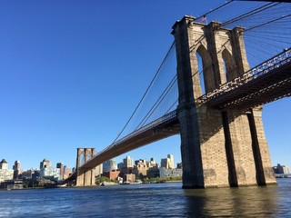 Obraz premium Most Brooklyński z wyraźnie błękitne niebo i miasto