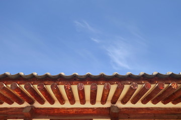 Fototapeta na wymiar Traditional korean architecture roof with blue sky background.