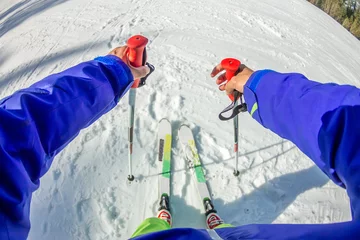 Photo sur Plexiglas Sports dhiver Skier first-person view of the ski snow slope