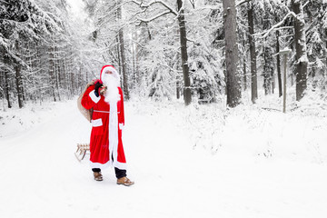 Weihnachtsmann in einer weißen Winterlandschaft
