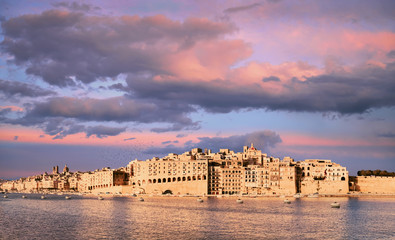Fototapeta premium Grand Valetta Harbour, Senglea peninsula on a sunse