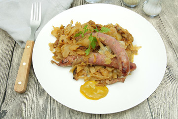chou braisé et saucisses