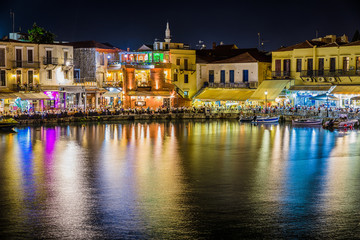 Obraz premium Terrace of restaurant full of people in port of Rethymno city -Crete, Greece