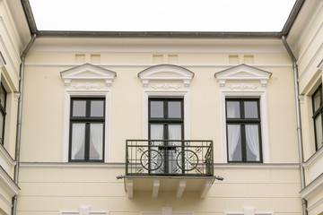 Balkon und Fenster eines Hauses